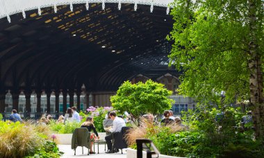 Londra, İngiltere - 7 Mayıs 2024: Londra şehri, Liverpool Caddesi istasyon manzarası ve kafeteryası