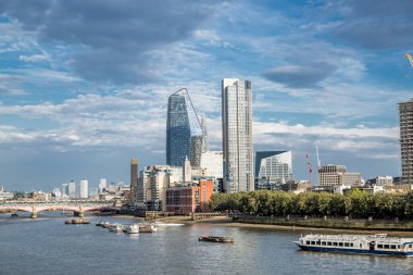Londra, İngiltere - 10 Eylül 20223: Gökdelenleri, Thames nehri ve tekneleri olan Londra finans bölgesi manzarası 