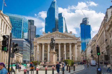 Londra, İngiltere - 30 Nisan 2024: Bank of England, finans meydanı, Wellington Dükü anıtı ve arka planda şehir gökdelenleri