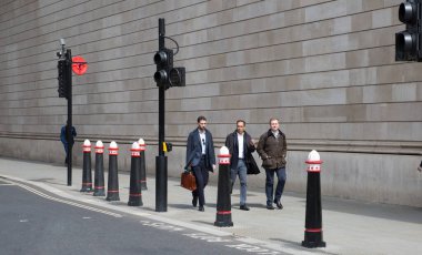 Londra, İngiltere - 30 Nisan 2024: Bank of England Square ve yürüyen insanlar