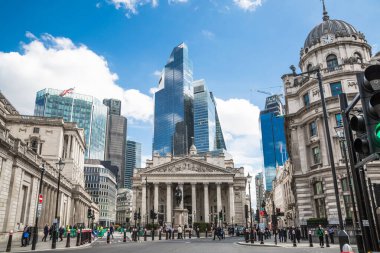 Londra, İngiltere - 30 Nisan 2024: Bank of England, finans meydanı, Wellington Dükü anıtı ve arka planda şehir gökdelenleri