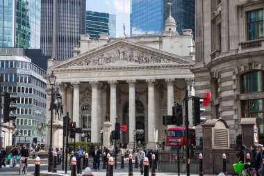 Londra, İngiltere - 30 Nisan 2024: Bank of England, finans meydanı, Wellington Dükü anıtı ve arka planda şehir gökdelenleri