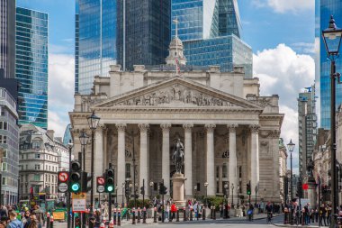 Londra, İngiltere - 30 Nisan 2024: Bank of England, finans meydanı, Wellington Dükü anıtı ve arka planda şehir gökdelenleri