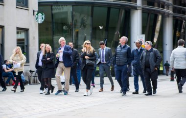 Londra, İngiltere - 30 Nisan 2024: Birçok iş adamı öğle yemeği saatinde Londra şehrinde yürüyor 