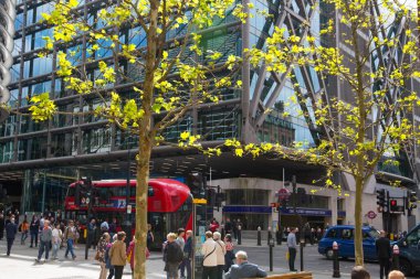 Londra, İngiltere - 30 Nisan 2024: Cannon Caddesi manzaralı tren istasyonu, arabalar, çift katlı otobüsler, ofis binaları ve bir sürü yürüyen insan, Londra Şehri 