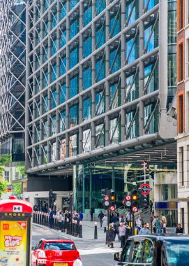 Londra, İngiltere - 30 Nisan 2024: Cannon Caddesi manzaralı tren istasyonu, arabalar, çift katlı otobüsler, ofis binaları ve bir sürü yürüyen insan, Londra Şehri 