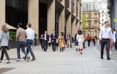 Londra, İngiltere - 30 Nisan 2024: Birçok iş adamı öğle yemeği saatinde Londra şehrinde yürüyor 