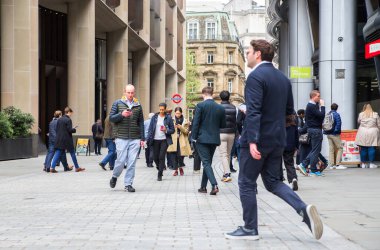 Londra, İngiltere - 30 Nisan 2024: Birçok iş adamı öğle yemeği saatinde Londra şehrinde yürüyor 