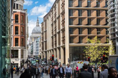Londra, İngiltere - 30 Nisan 2024: Cannon sokak manzaralı arabalar, çift katlı otobüsler, ofis binaları ve bir sürü yürüyen insan, Londra Şehri 