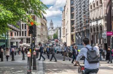 Londra, İngiltere - 30 Nisan 2024: Cannon sokak manzaralı arabalar, çift katlı otobüsler, ofis binaları ve bir sürü yürüyen insan, Londra Şehri 