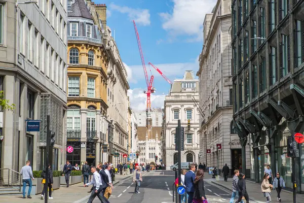 Londra, İngiltere - 30 Nisan 2024: Cannon sokak manzaralı arabalar, çift katlı otobüsler, ofis binaları ve bir sürü yürüyen insan, Londra Şehri 
