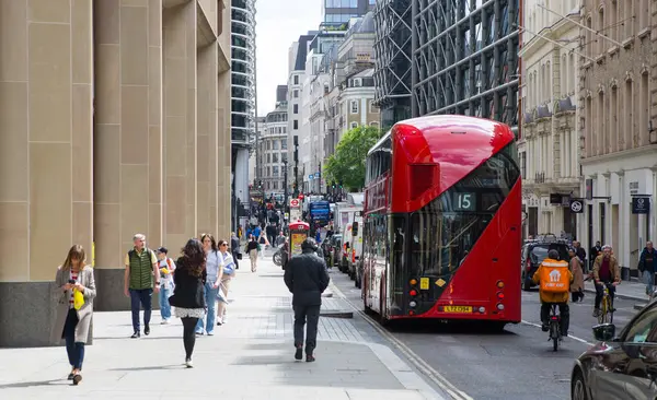Londra, İngiltere - 30 Nisan 2024: Cannon sokak manzaralı arabalar, çift katlı otobüsler, ofis binaları ve bir sürü yürüyen insan, Londra Şehri 