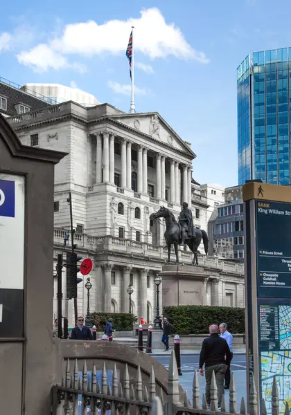 London April 2024 Bank England Square Walking People Stock Snímky