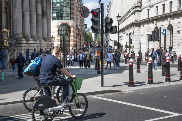 London April 2024 People Commuting Work Bikes City London Street Stock Snímky