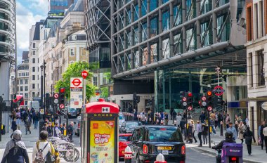 Londra, İngiltere - 30 Nisan 2024: Öğle yemeği saatinde Cannon caddesi manzarası, insanlarla meşgul ve yoldaki trafik