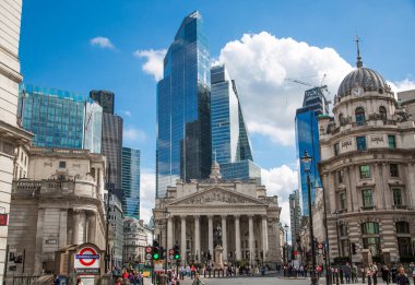 Londra, İngiltere - 30 Nisan 2024: Bank of England Meydanı 'nda borsa binası. Londra şehrinde yürüyen insanlar