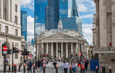 Londra, İngiltere - 30 Nisan 2024: Bank of England Meydanı 'nda borsa binası. Londra şehrinde yürüyen insanlar