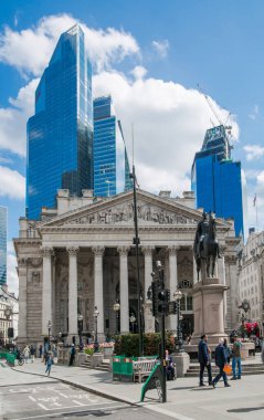 Londra, İngiltere - 30 Nisan 2024: Bank of England Meydanı 'nda borsa binası. Londra şehrinde yürüyen insanlar