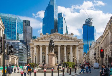 Londra, İngiltere - 30 Nisan 2024: Bank of England Meydanı 'nda borsa binası. Londra şehrinde yürüyen insanlar