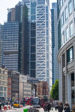 Londra, İngiltere - 7 Mayıs 2024: Londra Piskoposu 'nun arka planda gökdelenler, yolda arabalar ve otobüsler ve yürüyen insanlarla sokak manzarası 