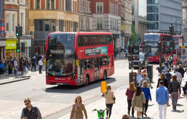 Londra, İngiltere - 7 Mayıs 2024: Bishop 'un sokak manzarası öğle yemeği saatinde yürüyen bir sürü insanla dolu