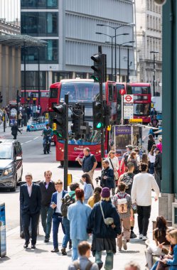 Londra, İngiltere - 7 Mayıs 2024: Bishop 'un sokak manzarası öğle yemeği saatinde yürüyen bir sürü insanla dolu