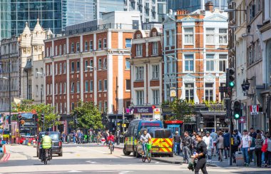 Londra, İngiltere - 7 Mayıs 2024: Londra Piskoposu 'nun arka planda gökdelenler, yolda arabalar ve otobüsler ve yürüyen insanlarla sokak manzarası 