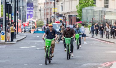 Londra, İngiltere - 7 Mayıs 2024: İnsanlar Londra 'daki Bishops Gate Caddesi' nde bisiklet sürüyor
