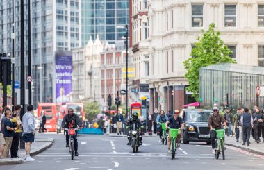 Londra, İngiltere - 7 Mayıs 2024: İnsanlar Londra 'daki Bishops Gate Caddesi' nde bisiklet sürüyor