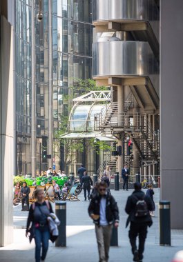 Londra, İngiltere - 7 Mayıs 2024: İş adamları öğle yemeği saatinde Londra 'da yürüyorlar