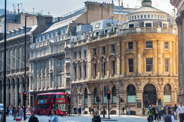 Londra, İngiltere - 7 Mayıs 2024: Londra şehri, Bishop 's gate street view with transport and walking people 