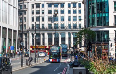 Londra, İngiltere - 7 Mayıs 2024: Otomobiller ve otobüslerle kavşak 