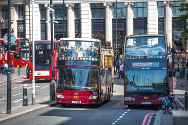 Londra, İngiltere - 7 Mayıs 2024: Otomobiller ve otobüslerle kavşak 