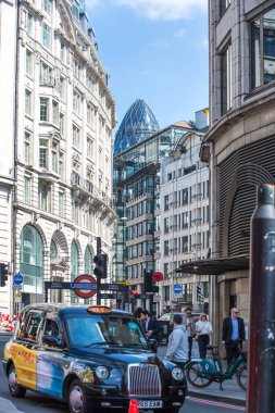 Londra, İngiltere - 7 Mayıs 2024: Otomobiller ve otobüslerle kavşak 