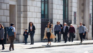 Londra, İngiltere - 7 Mayıs 2024: İş adamları İngiltere Merkez Bankası kavşağında Londra şehrinde yürüyorlar