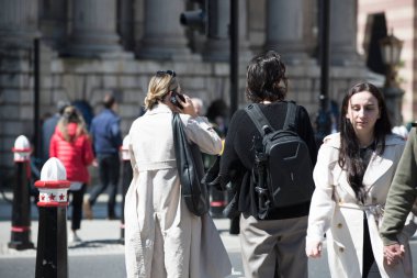 Londra, İngiltere - 7 Mayıs 2024: İş adamları İngiltere Merkez Bankası kavşağında Londra şehrinde yürüyorlar