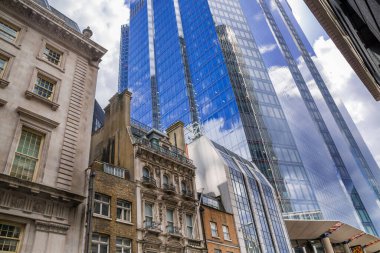 Londra, İngiltere - 7 Mayıs 2024: Londra şehri, Bishop 's Gate Caddesi manzaralı ofis gökdelenleri ve yürüyen insanlar 