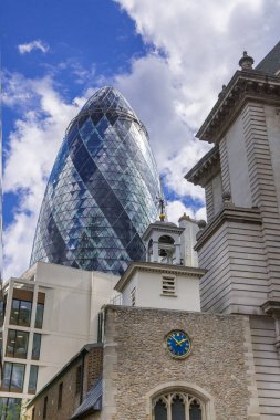 Londra, İngiltere - 7 Mayıs 2024: Londra şehri, Bishop 's Gate Caddesi manzaralı ofis gökdelenleri ve yürüyen insanlar 