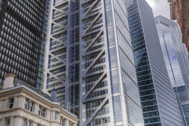 Londra, İngiltere - 7 Mayıs 2024: Londra şehri, Bishop 's Gate Caddesi manzaralı ofis gökdelenleri ve yürüyen insanlar 