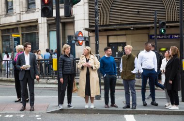 Londra, İngiltere - 30 Nisan 2024: Öğle yemeği saatinde Cannon caddesi manzarası, yürüyen insanlarla meşgul, ofis işçileri