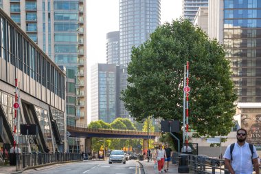 Londra, İngiltere - 30 Temmuz 2024: DLR istasyonu. Gün batımında Canary Wharf işi ve bankacılık..