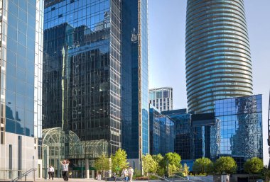 Londra, İngiltere - 30 Temmuz 2024: Kanarya rıhtımı ve bankacılık bölgesi, gökdelenler ve ofis binaları gün batımında