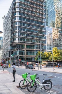 Londra, İngiltere - 30 Temmuz 2024: Canary Wharf işi ve gün batımında bankacılık. Metroyla sokak manzarası, yeraltı girişi