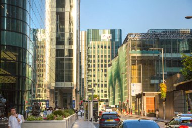 Londra, İngiltere - 30 Temmuz 2024: Kanarya rıhtımı ve bankacılık bölgesi, gökdelenler ve ofis binaları gün batımında