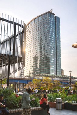 Londra, İngiltere - 30 Temmuz 2024: Canary Wharf işi ve gün batımında bankacılık. Metroyla sokak manzarası, yeraltı girişi