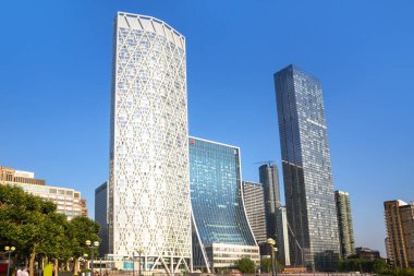 Londra, İngiltere - 30 Temmuz 2024: Güzel Canary Wharf gökdelenleri gün batımında gökdelenleri ile panorama.