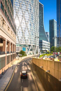 Londra, İngiltere - 30 Temmuz 2024: Güzel Canary Wharf gökdelenleri gün batımında gökdelenleri ile panorama.