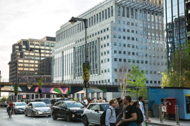 Londra, İngiltere - 30 Temmuz 2024: Canary Wharf 'taki Bank sokağı manzarası. Gün batımında gökdelenlerle şehir merkezinde iş ve bankacılık. 