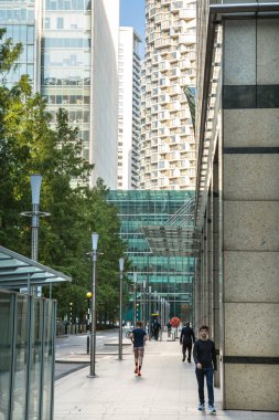 Londra, İngiltere - 30 Temmuz 2024: Canary Wharf işletmesi ve şehir merkezinde gün batımında gökdelenleri olan bankacılık.