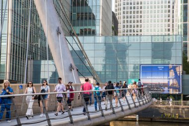 Londra, İngiltere - 30 Temmuz 2024: Kanarya rıhtımı ve bankacılık bölgesi gün batımında